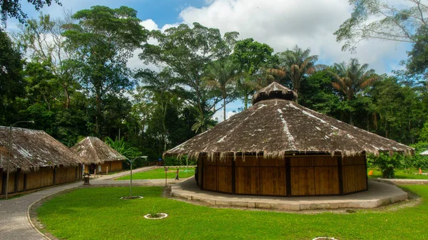 Nueva Loja Sucumbios Ecuador 2019年12月8日 游客在城市生态公园内的典型小屋附近散步 这个城市也被称为Lago Agrio — 图库照片