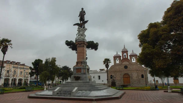 Riobamba Chimborazo Ecuador 2019 사람들 도라도 공원을 지나며 대성당 교회와 — 스톡 사진