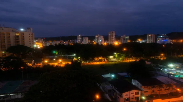通苏帕市的全景夜景 多云的夜晚灯火通明 埃斯梅拉达斯 厄瓜多尔 — 图库照片