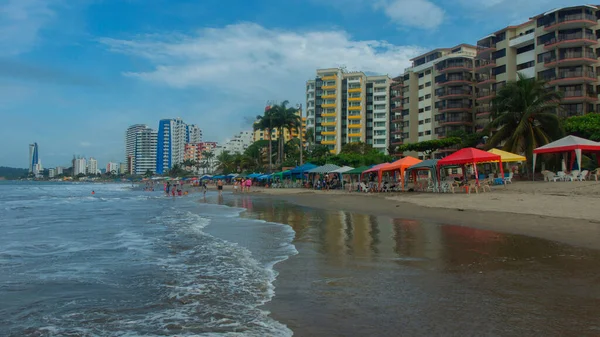 Tonsupa Esmeraldas Equador Fevereiro 2019 Turistas Caminhando Praia Tonsupa Dia — Fotografia de Stock