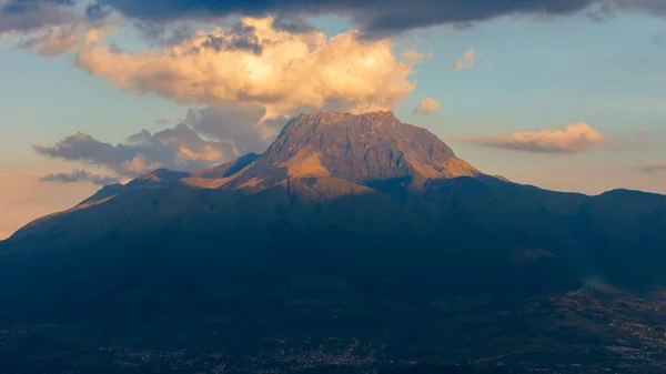 Vista Atardecer Del Volcán Imbabura Con Cumbre Iluminada Con Luz — Foto de Stock