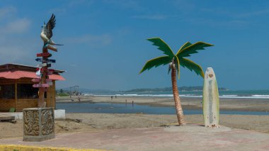 Pedernales, Manabi / Ekvador - 17 Temmuz 2019: Güneşli bir günde Pedernales plajının girişinde yürüyen turistler