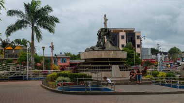 La Concordia, Santo Domingo de los Tsachilas / Ekvador - 16 Temmuz 2019: Bulutlu bir günde La Concordia şehrinin merkez parkında yürüyen turistler