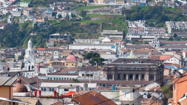 Gündüz vakti Quito şehrinin tarihi merkezindeki Kubbe 'nin panoramik görüntüsü - Ekvador