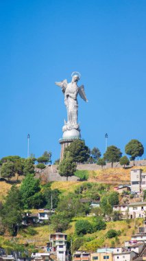 Quito, Pichincha / Ekvador - 21 Temmuz 2018: Mavi gökyüzü arka planına sahip Virgen del Panecillo 'nun panoramik ön görüntüsü