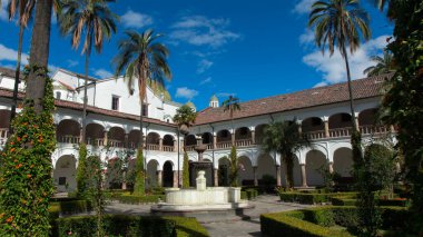 Quito, Pichincha / Ekvador - 21 Temmuz 2018: Güneşli bir günde San Francisco Kilisesi ve Manastırı 'nın iç avlusunun görüntüsü. 16. yüzyıl Roma Katolik kompleksi..