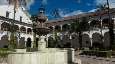 Quito, Pichincha / Ekvador - 21 Temmuz 2018: Güneşli bir günde San Francisco Kilisesi ve Manastırı 'nın iç avlusunun görüntüsü. 16. yüzyıl Roma Katolik kompleksi..