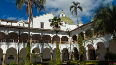 Quito, Pichincha / Ekvador - 21 Temmuz 2018: Güneşli bir günde San Francisco Kilisesi ve Manastırı 'nın iç avlusunun görüntüsü. 16. yüzyıl Roma Katolik kompleksi..
