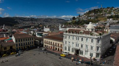 Quito, Pichincha / Ekvador - 21 Temmuz 2018: Güneşli bir sabahta San Francisco kilisesinden Quito 'nun tarihi merkezinin panoramik manzarası