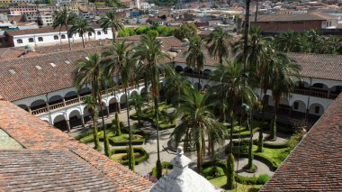 Quito, Pichincha / Ekvador - 21 Temmuz 2018: Güneşli bir günde San Francisco Kilisesi ve Manastırı 'nın iç avlusunun havadan görünüşü. 16. yüzyıl Roma Katolik kompleksi..
