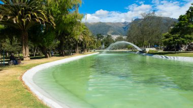 Quito, Pichincha / Ekvador - 29 Temmuz 2018: Güneşli bir sabahta La Carolina Parkı 'nın gölgesinde yürüyen insanlar