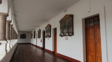 Quito, Pichincha / Ekvador - 30 Temmuz 2018: Kilisenin içi ve La Merced manastırı manzarası. İnşaatı 17. yüzyılın başında başladı.