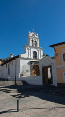 Quito, Pichincha / Ekvador - 25 Ağustos 2018: 24 de Mayo Bulvarı 'ndaki La Capilla del Robo manzarası Quito şehir merkezinde güneşli bir günde
