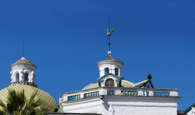 Quito, Pichincha / Ekvador - 16 Eylül 2018: Güneşli bir günde Metropolitan Katedrali 'nin kubbesindeki metal horozun görüntüsü
