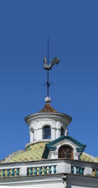 Quito, Pichincha / Ekvador - 16 Eylül 2018: Güneşli bir günde Metropolitan Katedrali 'nin kubbesindeki metal horozun görüntüsü