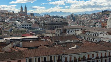 Quito 'nun tarihi merkezinin panoramik manzarası. Şehrin modern alanı bulutlu bir öğleden sonra arka planda.