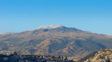 Güneşli bir sabahta arka planda mavi gökyüzü olan Atacazo yanardağının panoramik görüntüsü