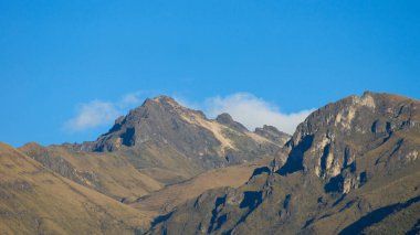 Güneşli bir sabahta arka planda mavi gökyüzü olan Rucu Pichincha yanardağının panoramik görüntüsü
