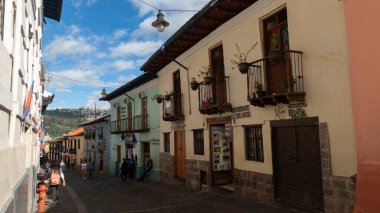 Quito, Pichincha / Ekvador - 22 Haziran 2019: Quito 'nun tarihi merkezinde geleneksel Ronda caddesinde yürüyen insanlar. Tarihi merkez UNESCO tarafından 1978 yılında ilk Kültür Mirası ilan edildi.