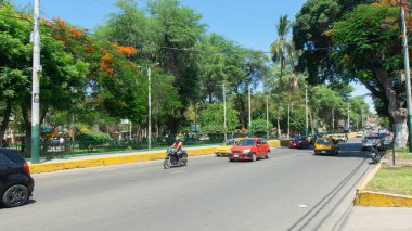 San Miguel de Piura, Piura / Peru - 5 Nisan 2019: Şehir merkezinde Miguel Cortes Park 'ın yanında dolaşan arabalar
