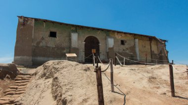 Narihuala, Piura / Peru - 6 Nisan 2019: Catacaos köyü yakınlarındaki Narihuala alan müzesi içindeki kilise manzarası