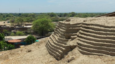 Narihuala, Piura / Peru - 6 Nisan 2019: Catacaos kasabası yakınlarındaki Narihuala sahasındaki çamur kalıntılarının görüntüsü