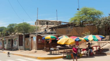 Narihuala, Piura / Peru - 6 Nisan 2019: Catacaos kasabası yakınlarındaki Narihuala köyünde el sanatları satan yerli kadınlar