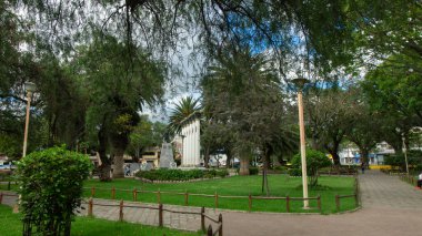 Inmaculada Concepcion Loja, Loja / Ekvador - 30 Mart 2019: İnsanlar gün içinde Simon Bolivar Parkı 'nın ortasında yürüyorlar