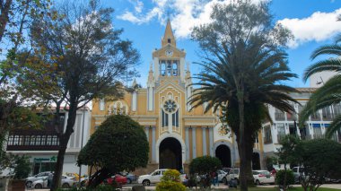 Inmaculada Concepcion Loja, Loja / Ekvador - 30 Mart 2019: Central Park 'ın önündeki Loja Katedrali' nin ön manzarası
