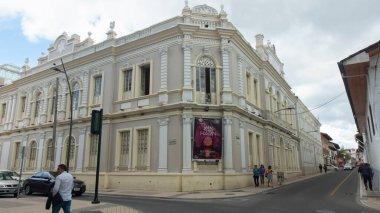 Inmaculada Concepcion de Loja, Loja / Ekvador - 30 Mart 2019: Şehrin tarihi merkezinde Bolivar tiyatrosunun önünde yürüyen insanlar