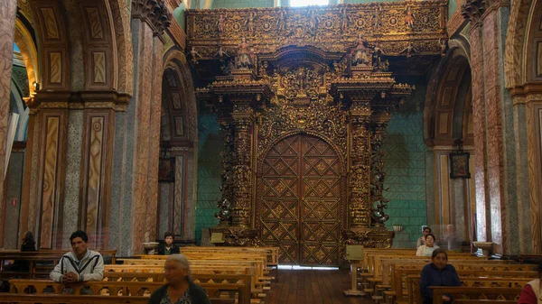 Quito Pichincha Equador Novembro 2019 Pessoas Rezando Sentadas Igreja Sagrario — Fotografia de Stock