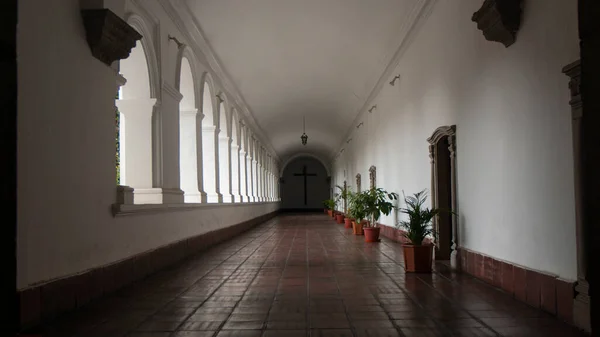 皮钦查 厄瓜多尔 2018年7月30日 观摩教堂和修道院内的走廊 它的建造始于17世纪初 — 图库照片