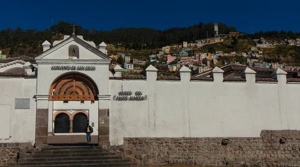 Quito Pichincha Equador Agosto 2018 Homem Caminhando Pela Entrada Convento — Fotografia de Stock