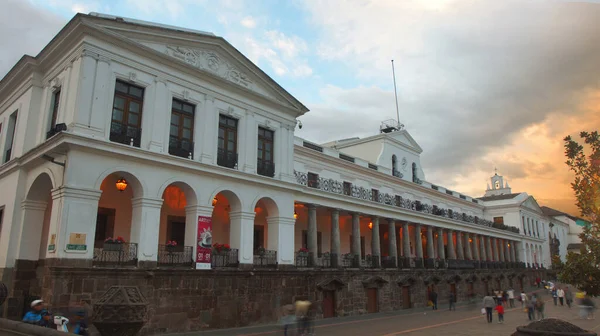 Quito Pichincha Ecuador September 2018 Menschen Gehen Bei Sonnenuntergang Vor — Stockfoto