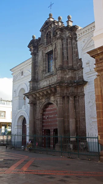 Quito Pichincha Ecuador Septiembre 2018 Mujer Sentada Puerta Iglesia San — Foto de Stock