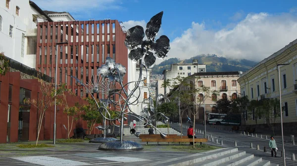 Quito Pichincha Ecuador September 2018 People Walking Giant Metallic Flowers — Stock Photo, Image