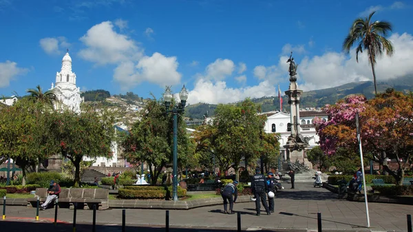 Quito Pichincha Ecuador Septiembre 2018 Gente Caminando Plaza Independencia Frente — Foto de Stock