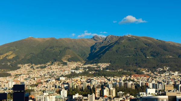 Quito Şehrinin Merkezi Panoramik Manzarası Rucu Pichincha Arka Planda Güneşli — Stok fotoğraf