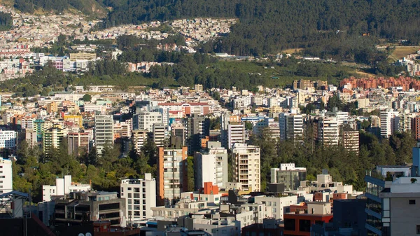 Güneşli Bir Sabahta Quito Şehrinin Merkezi Modern Alanının Panoramik Manzarası — Stok fotoğraf