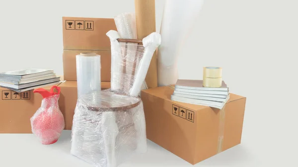 Scena Ruchoma Krzesłem Wazonem Zapakowana Plastikowe Bańki Zamkniętymi Kartonowymi Pudełkami — Zdjęcie stockowe