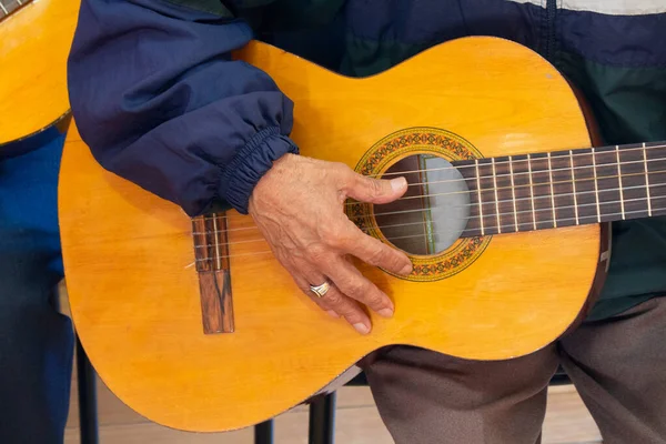 Podejdź Dłoni Starszego Mężczyzny Trzymającego Gitarę Niebieskiej Koszuli Pierścionkiem Palcu — Zdjęcie stockowe