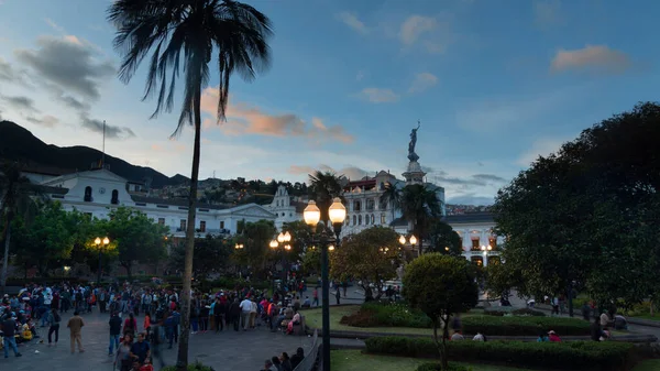 Quito Pichincha Ecuador Juni 2019 Menschen Gehen Bei Sonnenuntergang Auf — Stockfoto