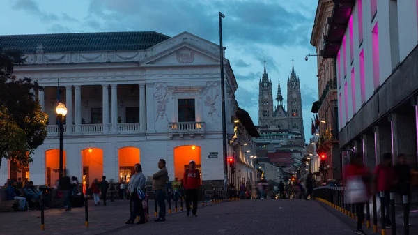 厄瓜多尔基多 皮钦查 2019年6月22日 日落时分 人们在基多市中心的独立广场上散步 背景是国家投票的大教堂 — 图库照片