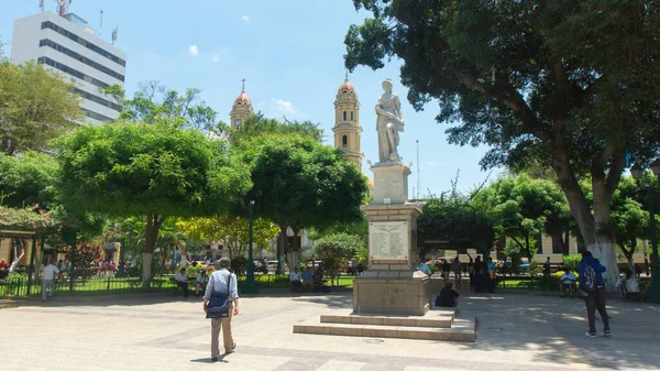圣米格尔 皮乌拉 San Miguel Piura 秘鲁皮乌拉 2019年4月5日 位于市中心 与皮乌拉主教座堂一起行走在阿尔马斯广场的人们 — 图库照片