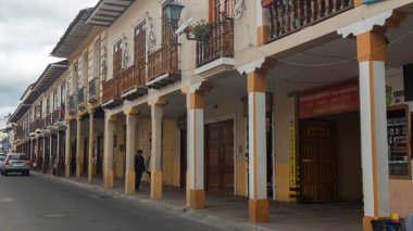 Inmaculada Concepcion de Loja, Loja / Ekvador - 30 Mart 2019: Şehrin tarihi merkezinde eski evleri olan bir sokak manzarası