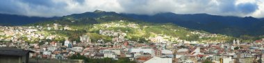 Inmaculada Concepcion de Loja, Loja / Ekvador - 30 Mart 2019: Bulutlu bir da üzerindeki şehrin tarihi merkezinin havadan görünüşü