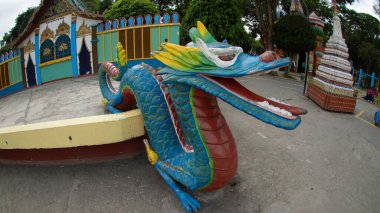 Inmaculada Concepcion de Loja, Loja / Ekvador - 31 Mart 2019: Jipiro eğlence parkında bir Çin ejderhasının yeniden üretimine geniş bir bakış açısı