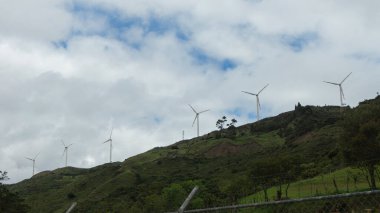 Inmaculada Concepcion de Loja, Loja / Ekvador - Nisan 12019: Rüzgar santrali Villonaco 'nun rüzgar türbinlerinin görüntüsü