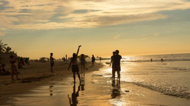 Mancora, Piura / Peru - 7 Nisan 2019: Günbatımında köyün önündeki plajda oynayan turistler
