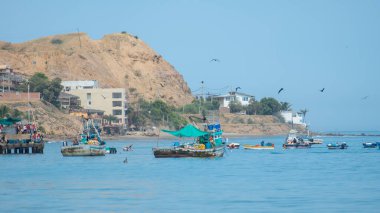 Mancora, Piura / Peru - 9 Nisan 2019: Gün boyunca Mancora limanında demirlemiş balıkçı filosunun görüntüsü